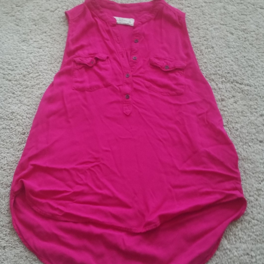 Sleeveless, flowy tank